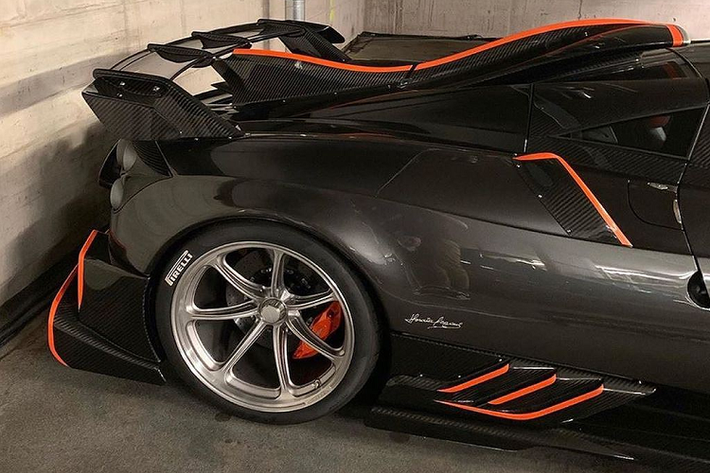 Tương tự như một số phiên bản 760 của người tiền nhiệm Zonda, Huayra Imola cũng có hốc hút gió của động cơ trên mui được tích hợp vào vây dọc chạy nối liền với cánh đuôi lớn phía sau.