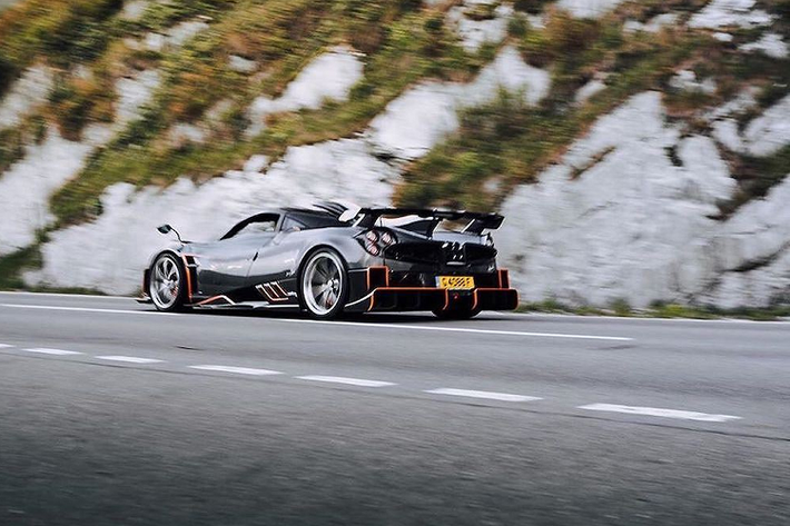Tuy nhiên chủ hãng độ TopCar sẽ không phải là người duy nhất sở hữu mẫu hypercar đặc biệt này, khi Pagani dự định sẽ sản xuất 4 chiếc Imola nữa.