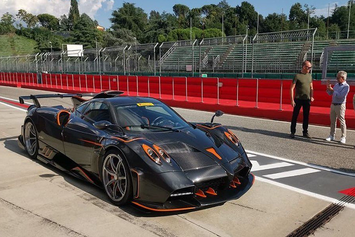 Để có thể sở hữu chiếc Pagani Huayra Imola khủng nhất, chắc chắn Egorov đã phải bỏ ra số tiền lên tới hàng triệu USD cho chiếc xe.