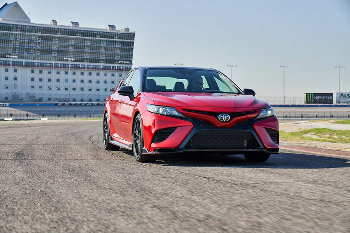 Cả hai bản nâng cấp được thực hiện trên Toyota Camry SE và Avalon XSE và có nhiều thau đổi rõ rệt. Bên ngoài, nội thất của xe trở nên thể thao hơn cùng bộ mâm với hơi hướng xe đua. Bên trong, nội thất được bọc lại với chỉ khâu tương phản và logo TRD cùng ốp táp lô mới.