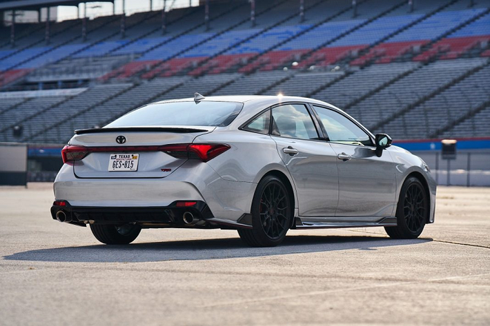 Phiên bản TRD của Toyota Avalon đã được bán và có thể được mua bằng Supersonic Red, Windchill Pearl, Celestial Silver metallic hoặc Midnight Black metallic.