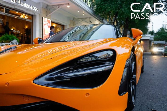 McLaren trang bị cho 720S hệ thống chiếu sáng được nâng cấp toàn diện với hệ thống LED áp dụng công nghệ Static Adaptive Headlight, với 5 bóng đèn LED chiếu vào vùng xe chạy gần nhất phía trước và 12 bóng khác được sử dụng để chiếu thẳng về phía trước nhưng sẽ không gây ra hiện tượng chói mắt cho các xe lưu thông ở chiều ngược lại.