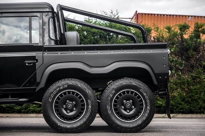 Bán tải sử dụng bộ mâm 18-inch, lốp thể thao 265/65 Cooper Discoverer A/T3 Sport cho vẻ ngoài dữ dằn.
