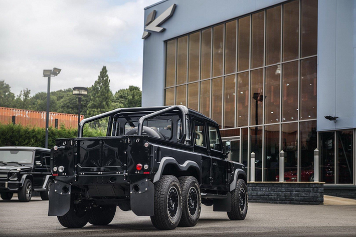 Bán tải Land Rover Defender Flying Huntsman 6×6 được trang bị bộ mâm hầm hố, khoảng sáng gầm xe lớn, động cơ LS3 V8 6.2L của Corvette, cho công suất 430 mã lực, dẫn động 6 bánh, hộp số tự động 6 cấp.
