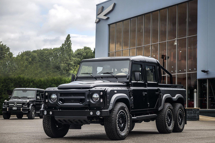 Tuy là bán tải, nhưng mẫu xe Land Rover Defender Flying Huntsman 6x6 được trang bị nhiều tính năng như ghế trước sưởi, cửa sổ điện, khóa trung tâm từ xa, điều hòa nhiệt độ, và mức giá trên trời ngay khi rời dây chuyền sản xuất của Land Rover.