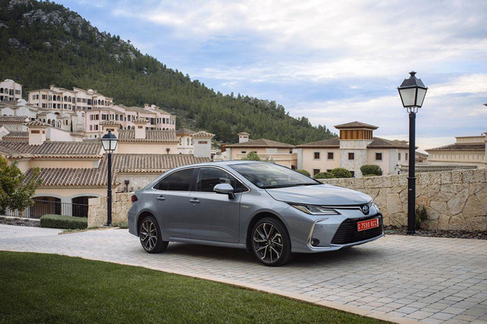 So với người tiền nhiệm, kích thước của mẫu xe sedan Toyota Corolla Altis 2019 dài hơn 10 mm, rộng hơn 5 mm và thấp hơn 45 mm. Thông số dài x rộng x cao của Corolla Altis 2019 là 4.640 x 1.780 x 1.435 mm, chiều dài trục cơ sở vẫn được giữ nguyên ở mức 2.700 mm.