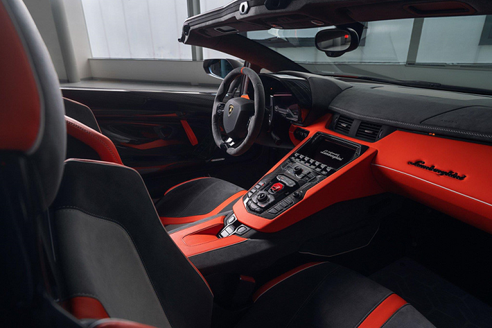 Nội thất của xe chỉ có một số thay đổi nhỏ như ốp sợi carbon, vân CarbonSkin và da Alcantara với các tông màu khác nhau. Bên cạnh đó, mỗi xe sẽ được đánh số thứ tự riêng.
