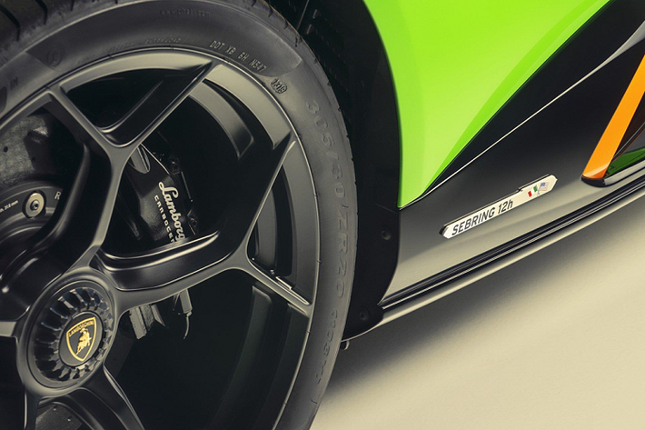 Ngoại thất của Huracán EVO GT Celebration được lấy cảm hứng từ mẫu xe thắng giải của đội đua Grasser Racing. Xe được trang bị bộ mâm 5 chấu cách điệu kích thước 20 inch và logo số thứ tự 11 của nhà vô địch cuộc đua khắc nghiệt 24 giờ Daytona.