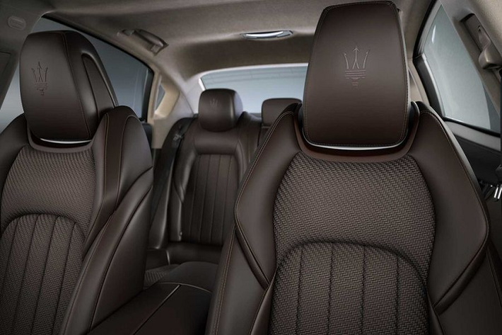 Trong khi đó, những chiếc SUV Levante S GranSport được độc quyền trong màu áo Bronzo ba màu, nhấn mạnh bởi bộ bánh xe Helios 21 inch bóng loáng.