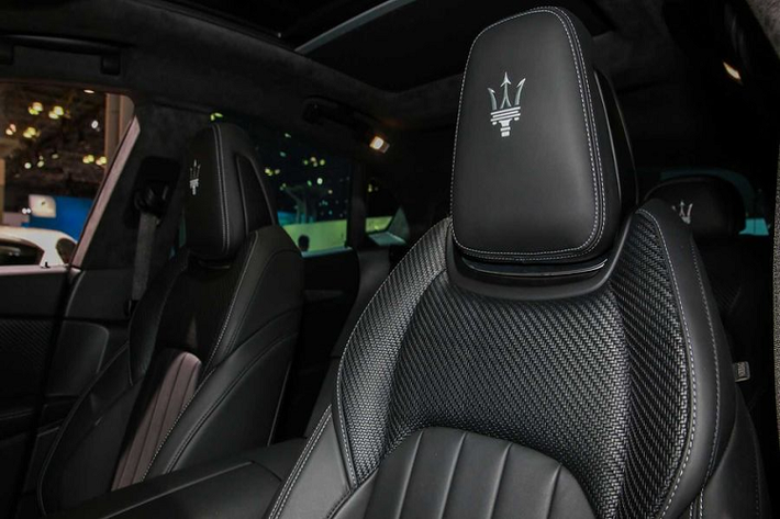 Nội thất xe được hoàn thiện trong sắc đen kết hợp viền gỗ. Cả Quattroporte S Q4 GrandLusso và Levante S GranSport đều đi kèm huy hiệu Zegna Edition - công ty chịu trách nhiệm sản xuất da.