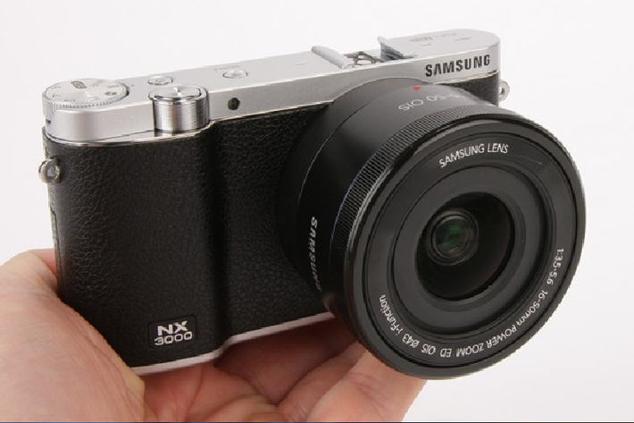 Mẫu máy ảnh Samsung NX3000 sở hữu cảm biến 20.3 megapixel chính thức ra mắt tháng 6/2014. Về thiết kế, NX3000 là một bước tiến về thiết kế so với NX2000.