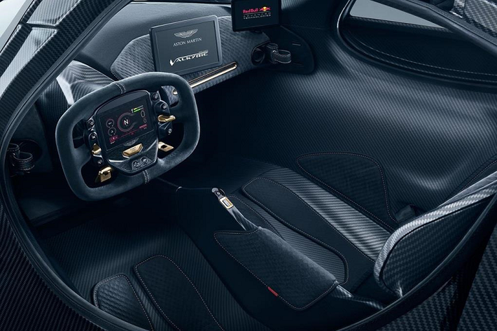 Điều khiển siêu xe Valkyrie lần này là tay lái thử Chris Goodwin của Aston Martin. Mặc dù không chạy ở tốc độ tối đa, sức mạnh của Valkyrie khiến hãng xe Anh quốc rất hài lòng.