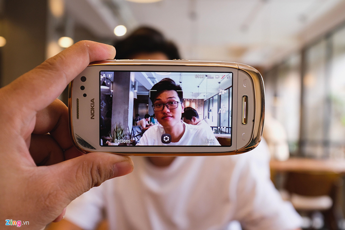 Model còn sở hữu camera “độ phân giải cao” 8 MP hỗ trợ tự động canh nét, nhận diện gương mặt và có thể quay phim HD 720p. Ngoài ra, máy được trang bị đầy đủ kết nối như micro USB, giắc cắm tai nghe chuẩn 3.5 mm, 3G HSDPA, Wi-Fi, khe cắm thẻ nhớ mở rộng microSD…