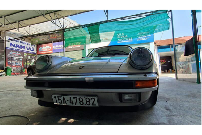 Bên trong, nội thất của chiếc Porsche 930 Turbo hàng hiếm này được bọc da màu kem và màu đen trên bảng táp-lô. Tuy đã ra đời hơn 30 năm những khoang nội thất của xe vẫn chưa có dấu hiệu cũ và nhăn. Nội thất được thiết kế khá đơn giản tuy nhiên vẫn mang trong mình DNA của Porsche với vô-lăng thể thao, tối giản hóa thiết kế nhằm giúp lái xe tập trung vào trải nghiệm của xe mang lại và đặc biệt là bộ năm đồng hồ đặc trưng của dòng xe 911.