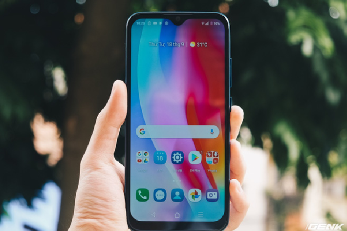 Khác biệt lớn nhất trong thiết kế của Vsmart Joy 2 Plus mới là thiết kế màn hình giọt nước giúp diện tích hiển thị trên màn hình nhiều hơn. Chiếc Joy 1+ trước đây sở hữu "tai thỏ" khá lớn và hơi choán chỗ. Về thông số, màn hình của Joy 2+ có kích thước 6.2 inch, độ phân giải HD+, IPS LCD - gần như không có sự khác biệt so với Joy 1+.