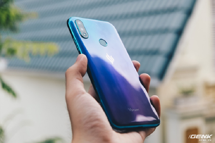 Mặt lưng của Joy 2+ khá giống với Joy 1+ khi vẫn được làm bằng nhựa, kèm theo cụm camera kép đặt dọc và cảm biến vân tay.
