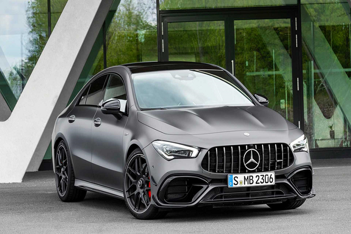 Với phiên bản S, 2 mẫu xe này sẽ có công suất lên đến 422 mã lực và mô men xoắn 500 Nm. Hộp số 8 cấp ly hợp kép và hệ thống dẫn động 4 bánh 4MATIC+ sẽ được trang bị tiêu chuẩn trên cả 2 phiên bản.