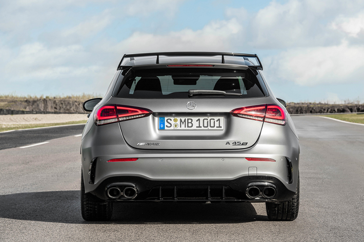 Mẫu xe Mercedes-AMG A45 2020 mới sẽ được trang bị cánh lướt gió kích thước lớn ở phía trên cửa khoang hành lý, trong khi đó AMG CLA45 sẽ trang bị cánh gió dạng đuôi vịt được tích hợp trên cửa cốp.