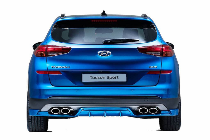 Không chỉ được trang bị bộ mâm thể thao đường kính 19 inch được sơn bóng đầy vẻ mạnh mẽ, chiếc xe còn có cả bodykit ấn tượng với các cánh gió ốp bên dưới gầm.