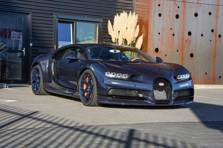 Chiếc siêu xe Bugatti Chiron trong bài được bàn giao đến tay chủ nhân vào năm ngoái trước khi người này bán lại cho đại lý siêu xe VDM Cars tại Gronau, Đức.