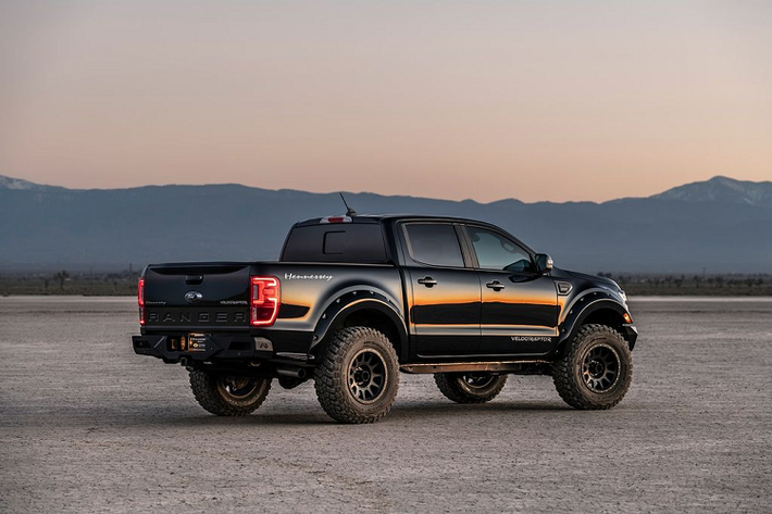 Nhà độ Hennessey cho biết, hãng đã tăng thêm độ cao gầm cho mẫu Ford Ranger VelociRaptor ở mức 10,1 cm nhằm mang tới khả năng off-road tối ưu hơn. Cũng giống như phần đầu xe, phần đuôi xe cũng đón nhận bộ cản dưới mới nam tính và cơ bắp