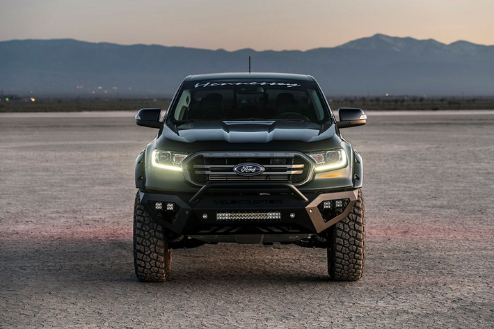 Vẫn như thông lệ truyền thống của nhà độ Hennessey, mẫu xe bán tải Ford Ranger sau khi qua bàn tay của nhà độ này sẽ được "lột xác" cả trong lẫn ngoại, cả về thể xác lẫn tâm hồn. Thật vật, Ford Ranger VelociRaptor 2019 mới sở hữu một bộ body-kit hoàn toàn mới, trần trụi và khoẻ khoắn hơn rất nhiều.