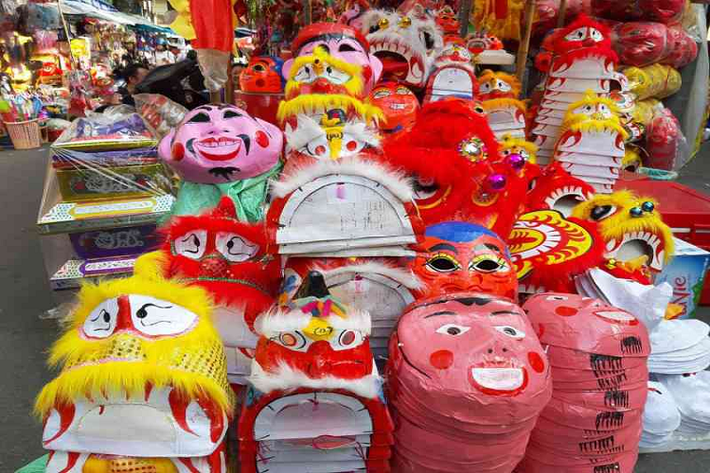 Mặt nạ giấy bồi với các khuôn hình quen thuộc như ông Địa, chú Tễu, Chí Phèo, Thị Nở… cũng vẫn được yêu thích. Ảnh: laodongthudo.vn