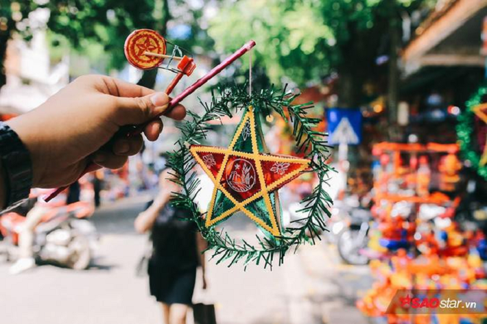 Những chiếc đèn lồng thủ công truyền thống vẫn là mặt hàng bán chạy nhất. Đây là món đồ chơi quen thuộc với tất cả các thế hệ người Việt mỗi khi đến dịp Rằm tháng 8.
