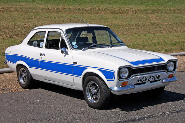 Ford Escort là một chiếc xe gia đình nhỏ hơn Ford Cortina và có một được thiết kế theo công thức khá đơn gỉan. Xe trang bị một động cơ 4 xy lanh ở phía trước và dẫn động cầu sau. Chiếc xe không hề đắt tiền, dễ lái, kiểu dáng lấy cảm hứng từ xe Mỹ và được bán với số lượng lên tới hàng triệu chiếc.