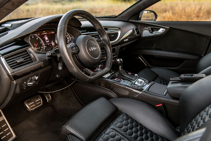 Cabin xe APR RS7 trang bị rất nhiều carbon.