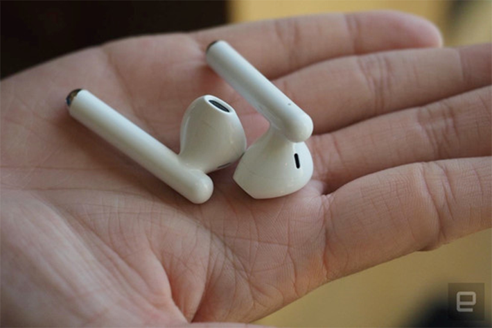 Huawei cho biết độ trễ trên model này đạt 190 ms, mang đến cho người dùng trải nghiệm tốt hơn khi chơi game, xem video hay nghe nhạc. FreeBuds 3 cho tốc độ sạc không dây nhanh hơn 50% khi so với AirPods.