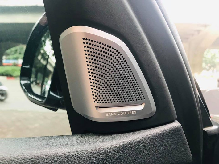 Xe được trang bị dàn âm thanh Bang & Olufsen hiện đại.