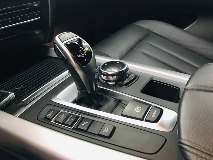 BMW X5 sở hữu tốc độ tối đa 235 km/h và có khả năng tăng tốc từ 0-100 km/h trong 6,5 giây.