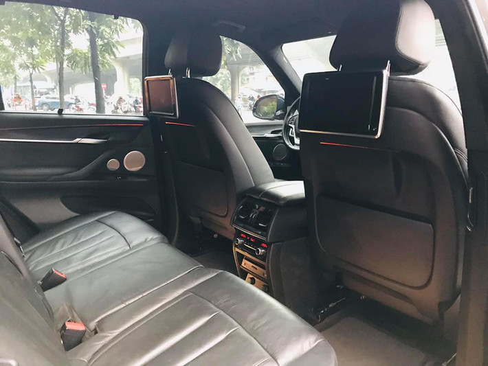 Không gian xe khá rộng và nhiều tiện nghi. Giá xe BMW X5 đời 2014 này là 2,38 tỷ và bị "lỗ" khoảng từ hơn 1,2 tỷ so với mua mới.