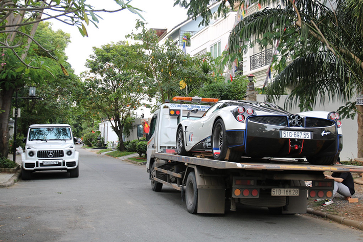 Chiếc Huayra của Minh Nhựa có giá được đồn đoán lên đến 80 tỷ đồng, sau khi đóng đủ các khoản thuế phí. Với mức giá khủng này, chiếc Huayra đã "phế truất" ngôi vị siêu xe đắt nhất Việt Nam của Bugatti Veyron cũng từng thuộc sở hữu của Minh Nhựa. Ảnh: Thịnh BMW.