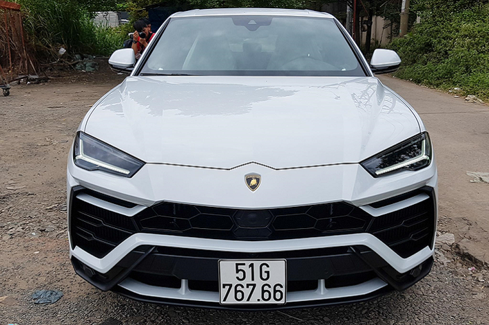 Mẫu xe thứ 2 có thể xuất hiện trong lễ cưới sắp tới là chiếc siêu SUV Lamborghini Urus. Xe của Minh Nhựa là chiếc Urus đầu tiên cập bến Việt Nam. Sau khi ra biển trắng, chiếc Urus này tiêu tốn của Minh Nhựa khoảng 23 tỷ đồng. Ảnh: TNTBros.