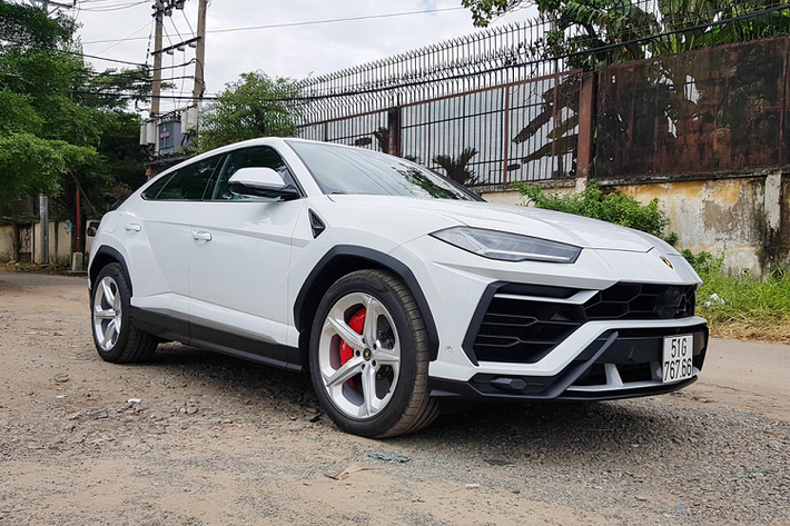 Lamborghini Urus được trang bị động cơ tăng áp kép V8 4.0L, sản sinh công suất 641 mã lực và mô-men xoắn 850 Nm. Sức mạnh này giúp Urus tăng tốc 0-100 km/h trong 3,6 giây trước khi đạt tốc độ tối đa 305 km/h. Ảnh: TNTBros.