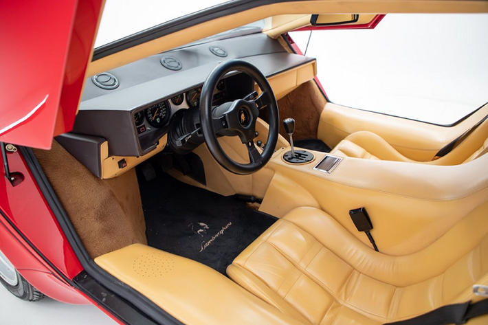 Mức giá "thách cưới" dành cho siêu xe Lamborghini Countach LP 5000 S này được xem là khá cao, tuy nhiên độ hiếm và lịch sử của nó sẽ khiến nhiều nhà sưu tầm phải chú ý và xuống tiền.