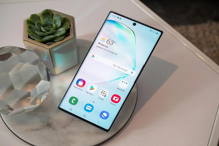 Thiết kế màn hình tràn viền - Những chiếc iPhone thế hệ mới như XS, XS Max được Apple quảng cáo sở hữu màn hình tràn viền. Các cạnh bên được làm mỏng nhưng phần notch ở đỉnh máy vẫn khá dày và chiếm tương đối nhiều không gian hiển thị trên màn hình. Trong khi đó, bộ đôi Galaxy Note10 và Note10+ có phần viền mỏng đều ở cả 4 cạnh, mang đến hiệu ứng thị giác tốt hơn.