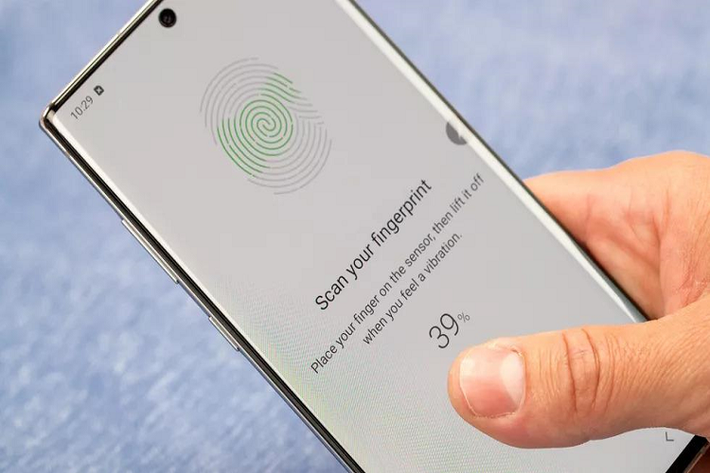 Vân tay siêu âm dưới màn hình - Cảm biến nhận diện khuôn mặt Face ID trên những chiếc iPhone X, XS hoạt động khá tốt. Tuy nhiên, trong một số điều kiện, nó chưa thuận tiện cho người dùng. Theo BRG, nhiều người vẫn yêu thích sử dụng cảm biến vân tay hơn so với Face ID. Thêm vào đó, vân tay siêu âm dưới màn hình của Note10 cho tốc độ nhận diện nhanh, chính xác.