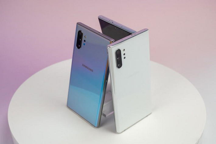 5G - Theo các thông tin rò rỉ gần đây, phải đến năm 2020 Apple mới tích hợp công nghệ 5G lên những chiếc iPhone của hãng. Trong khi đó, Galaxy Note10 đã có phiên bản hỗ trợ 5G, cho phép người dùng trải nghiệm kết nối tốc độ cao.