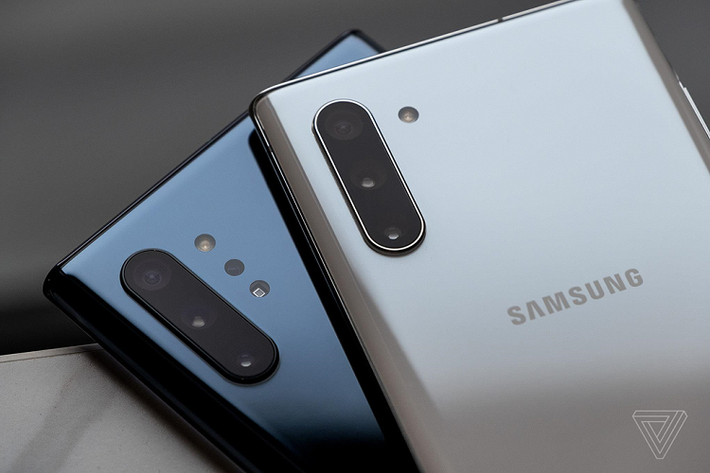Hệ thống camera - Hiện tại, chiếc iPhone XS Max cao cấp nhất sở hữu cụm camera kép ở mặt lưng. Trong khi đó, chiếc Galaxy Note10 được trang bị cụm 3 camera sau, còn mẫu Note10+ được tích hợp thêm cảm biến ToF. Với số lượng ống kính nhiều hơn, cụm camera này sẽ hỗ trợ tốt hơn cho người dùng trong nhiều điều kiện chụp hình khác nhau.