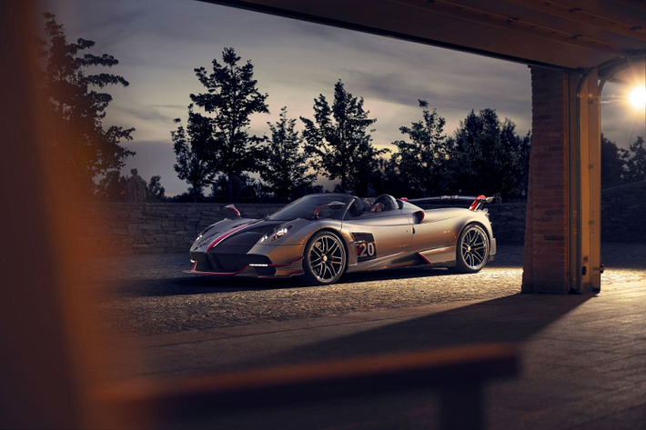 Nối tiếp phiên bản Coupe, Pagani Huayra Roadster BC vừa được giới thiệu có giá lên đến 3,5 triệu USD và sản xuất giới hạn 40 chiếc trên toàn thế giới. Nếu tính vui, giá niêm yết 3,5 triệu USD cho một chiếc Huayra BC Roadster có giá trị bằng 10 chiếc Lamborghini Aventador nếu tính trung bình mỗi chiếc 350.000 USD, hay hơn 100 chiếc Toyota Camry XSE (V6 3.5L) có giá 34.850 USD tại Mỹ.