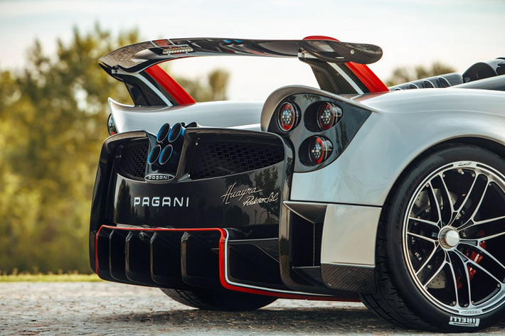 "Trái tim" của siêu phẩm Huayra Roadster BC là khối động cơ V12 6.0L (5.980cc) Mercedes-AMG V12 6.0 lít tăng áp kép (twin-turbocharged) sản sinh công suất "khiêm tốn" lên đến 800 mã lực và mô-men xoắn cực đại 1.050Nm đạt được tại dải vòng tua máy 2.000 – 5.600 v/p.