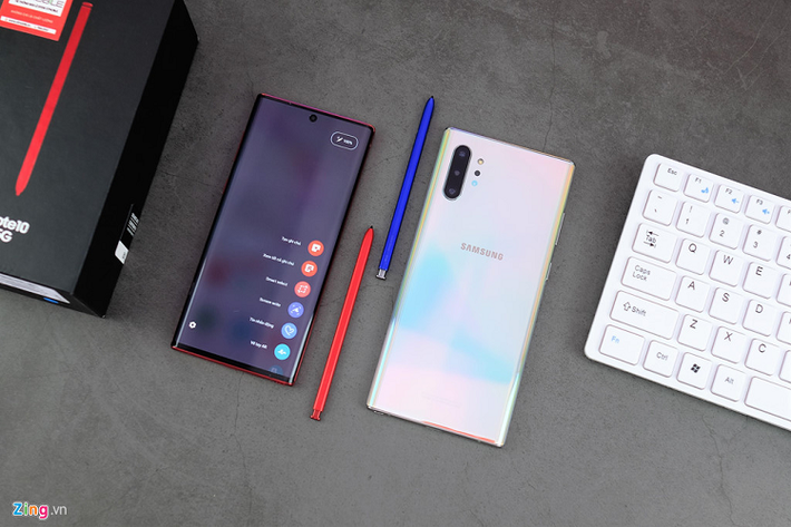 Galaxy Note10 đỏ được Samsung phủ lớp sơn đỏ đậm lên phần khung viền camera, cổng sạc, tai nghe và loa ngoài giúp cho tổng thể của máy liền lạc và đẹp mắt hơn. Điểm trừ là mặt lưng kính bám vân tay và mồ hôi khá nhiều.