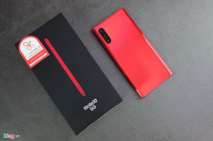 Samsung Galaxy Note10 màu đỏ được xách tay từ thị trường Hàn Quốc. "Theo quan niệm của phương đông, màu đỏ tượng trưng cho sự may mắn. Vì vậy, với phiên bản màu đỏ trên Galaxy Note10 được nhiều người dùng quan tâm", chủ một cửa hàng trên đường Hoàng Văn Thụ (quận Tân Bình, TP.HCM) chia sẻ.