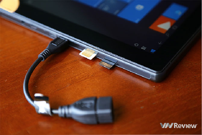 Máy hỗ trợ khe cắm thẻ micro-SD và thẻ micro-SIM