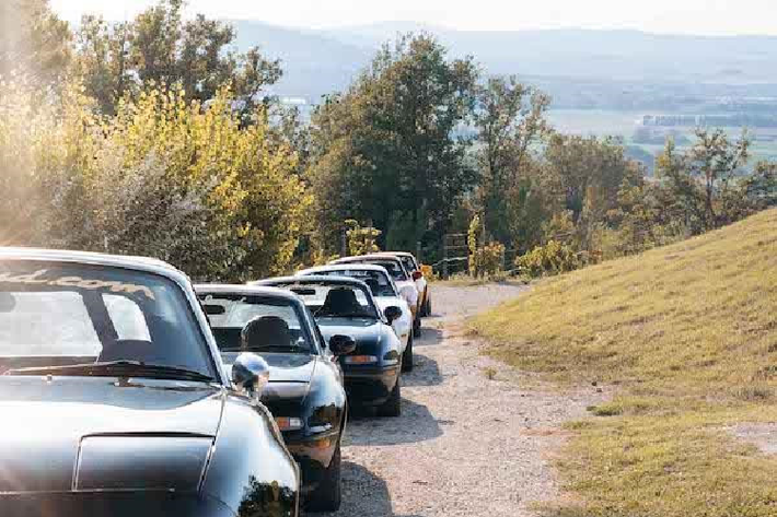 Nổi bật trong số này có chiếc MX-5 Mega Monster đời 1993 được gắn động cơ V8 5.0L của Shelby Mustang, hay chiếc MX-5 Open Race đời 2010 là một trong 2 chiếc được chế tạo để tham dự giải đua cùng tên vào năm đó.