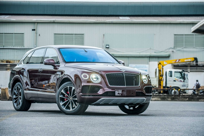 Điểm ấn tượng đầu tiên của chiếc Bentley Bentayga V8 mới nhất về Việt Nam đến từ màu sơn ngoại thất đỏ Cricket Ball được lấy cảm hứng từ màu da của quả banh bóng chày. Điều này vừa tạo nên sự ấm áp, sang trọng vừa sắc sảo và thể hiện uy quyền.