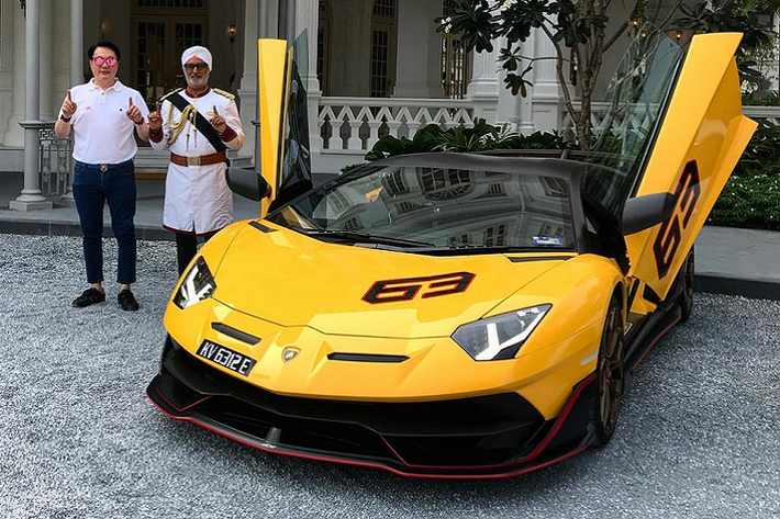 Điểm nhấn thứ hai của những chiếc siêu xe Lamborghini Aventador SVJ 63 so với bản tiêu chuẩn mà ít người biết đến chính là phần mui xe kéo xuống nắp khoang động cơ phía sau của xe được xử lý bằng carbon nhám. Chi tiết này trên siêu phẩm Lamborghini Aventador SVJ thường sẽ có màu sơn trùng với ngoại thất của xe. Chưa hết, trên cửa kính của Lamborghini Aventador SVJ 63 còn có logo 1di63. Chi tiết này trên Lamborghini Aventador SVJ là 1di900.